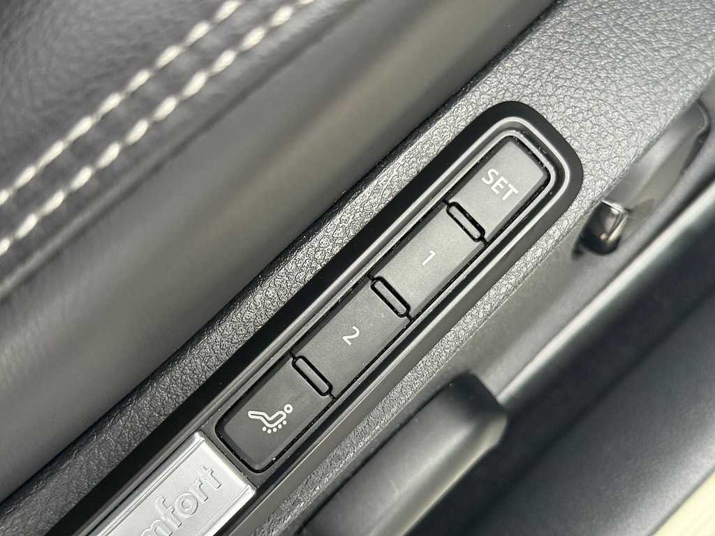 Volkswagen Passat Hybrid #24