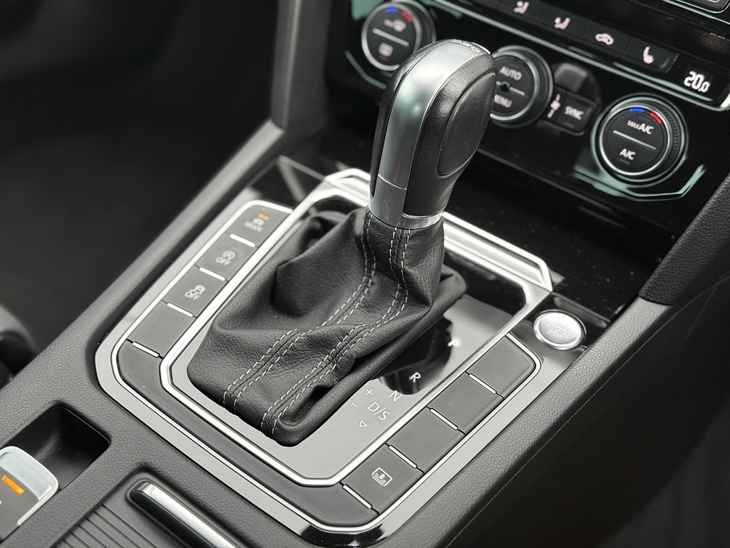 Volkswagen Passat Hybrid #17