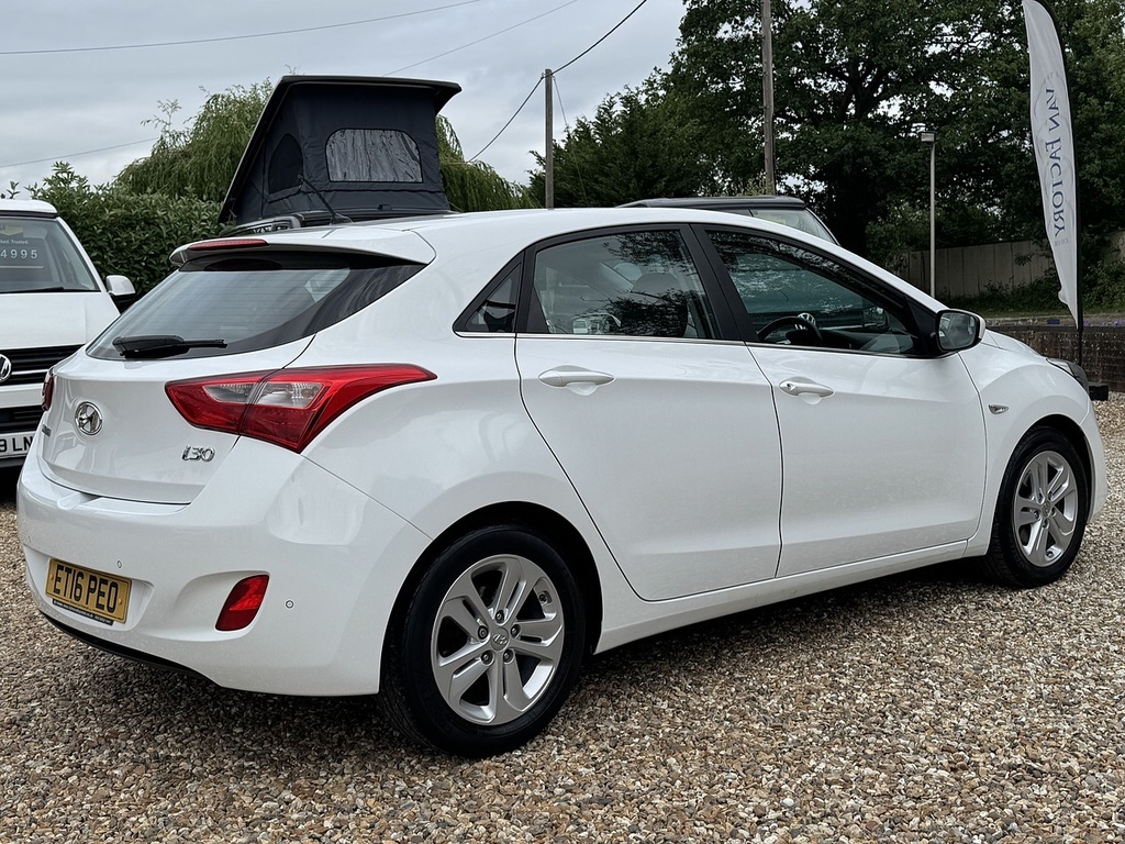 Hyundai I30 Crdi Blue Drive Se White #4