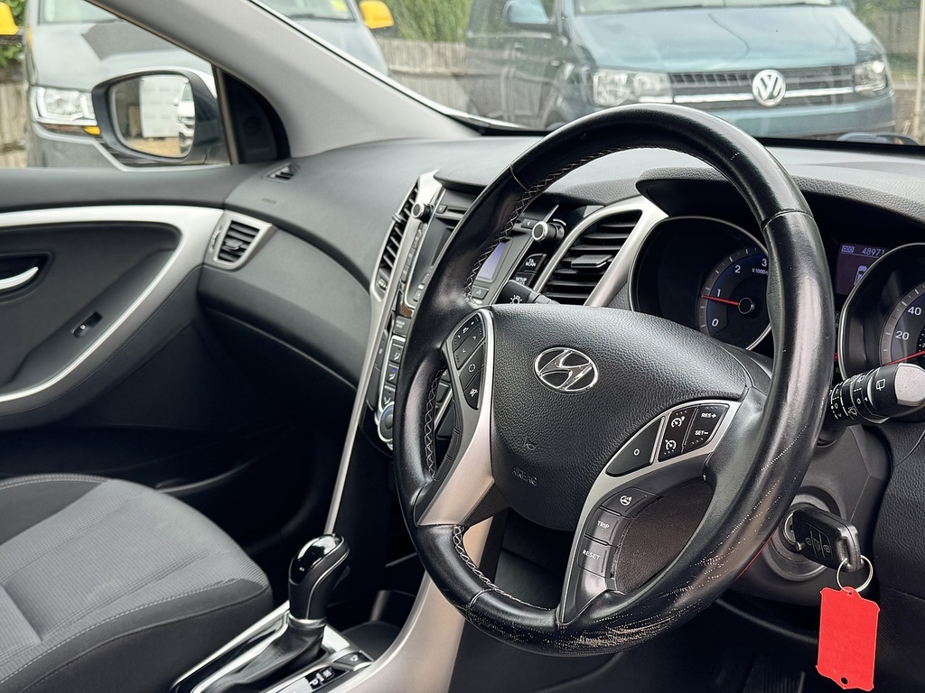 Hyundai I30 Crdi Blue Drive Se White #2
