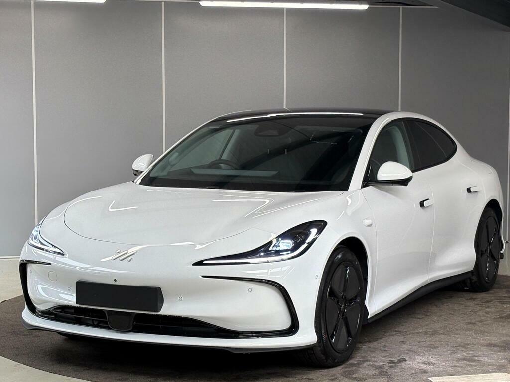 MG IM5 75Kwh Standard Range Saloon White #3