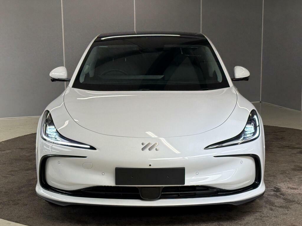 MG IM5 75Kwh Standard Range Saloon White #2