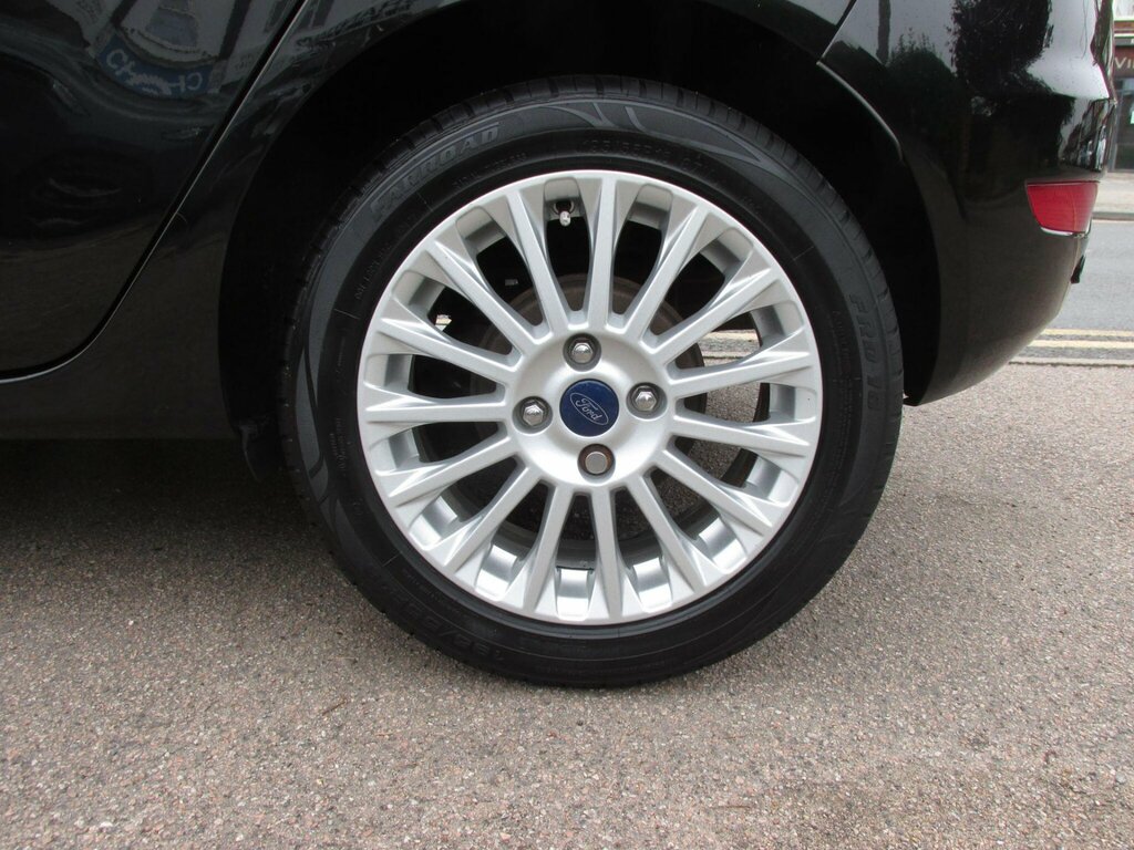 Ford Fiesta Titanium White #14