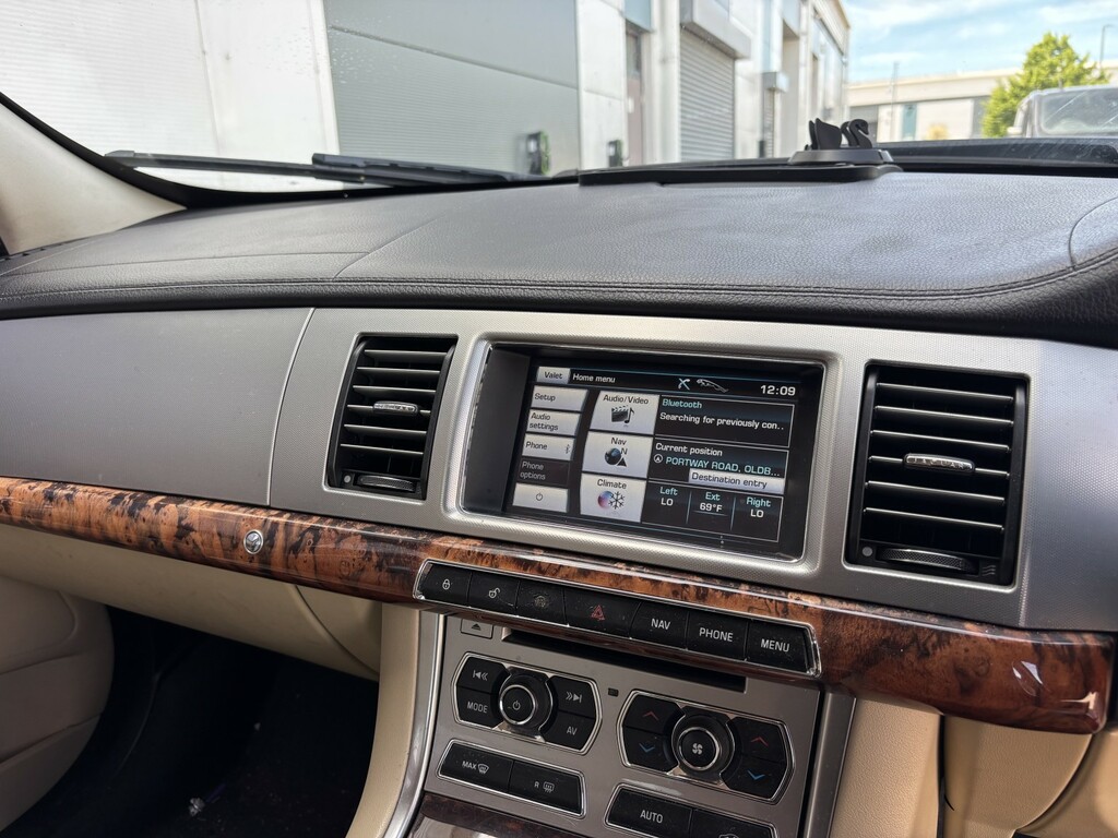 Jaguar XF Saloon Silver #10