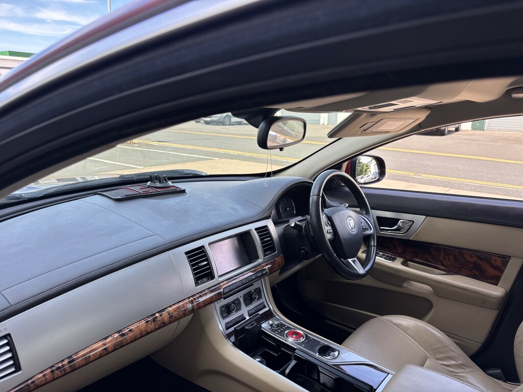 Jaguar XF Saloon Silver #9