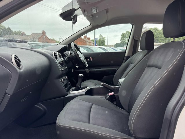 Nissan Qashqai 2011 1.6 Acenta 2Wd Euro 5 Ss PN61YCY White #2