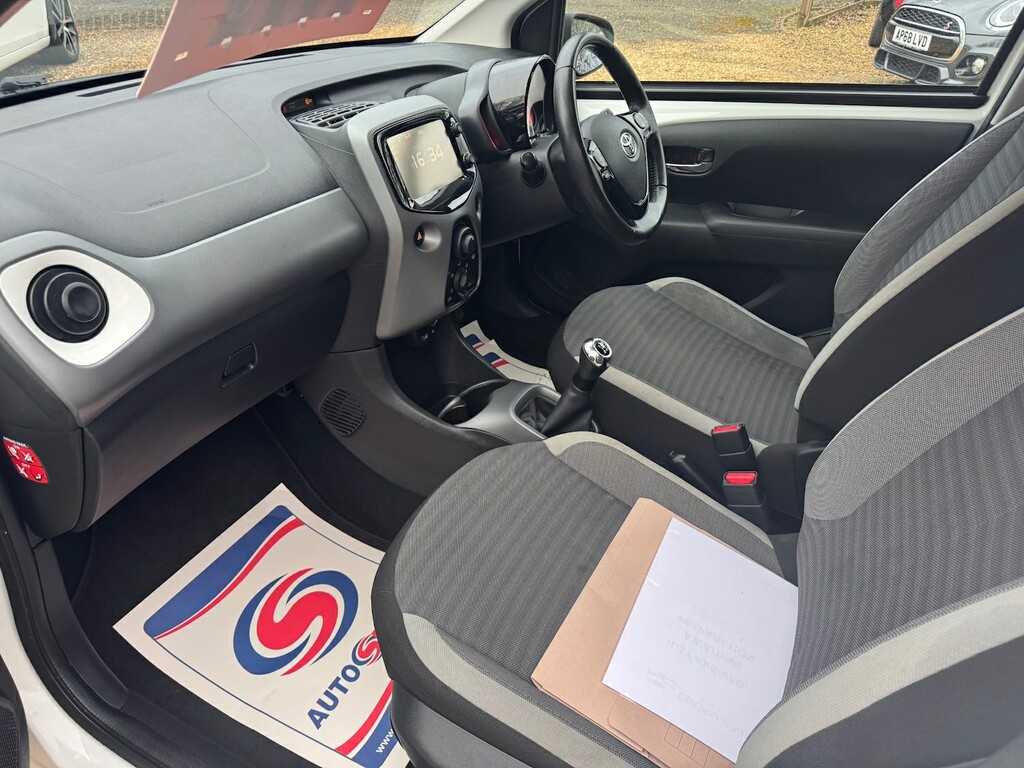 Toyota Aygo 1.0 Vvt-i X-play YE68NRU White #5