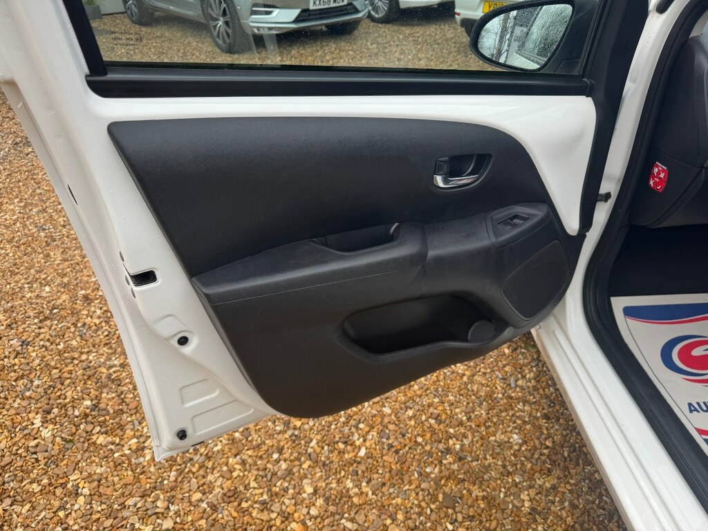 Toyota Aygo 1.0 Vvt-i X-play YE68NRU White #6