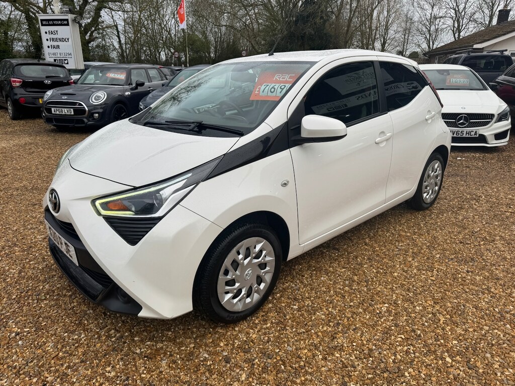 Toyota Aygo 1.0 Vvt-i X-play YE68NRU White #2