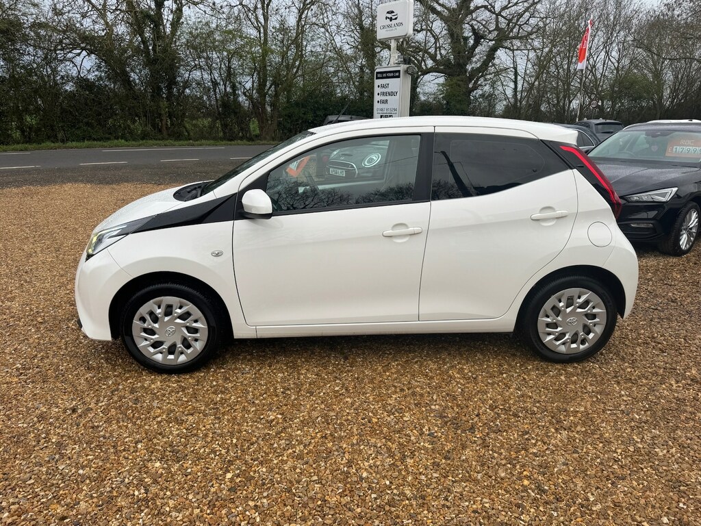 Toyota Aygo 1.0 Vvt-i X-play YE68NRU White #3