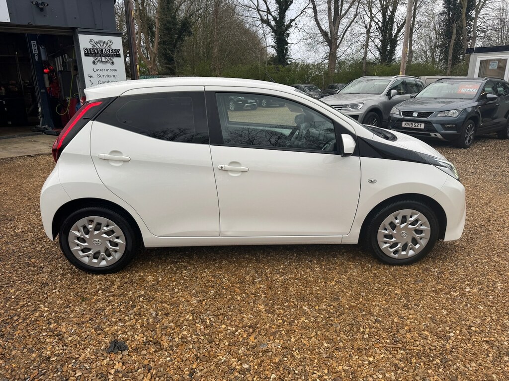 Toyota Aygo 1.0 Vvt-i X-play YE68NRU White #4