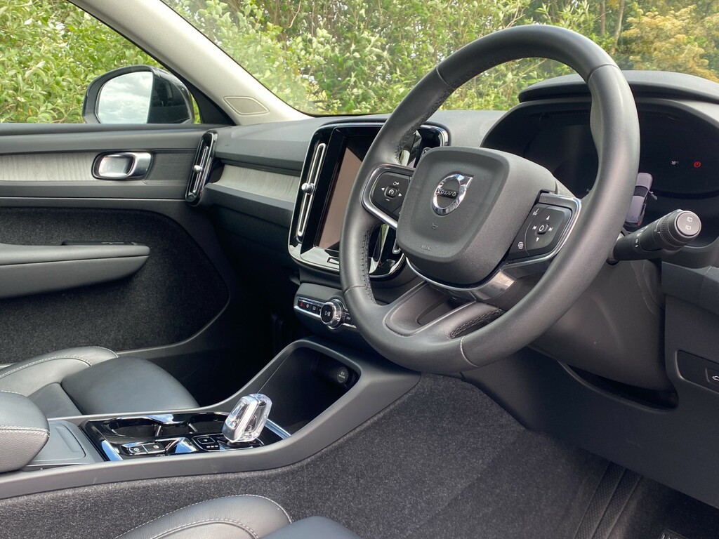 Volvo XC40 B4 Plus Dark Awd - Virtual Cockpit Surround White #4
