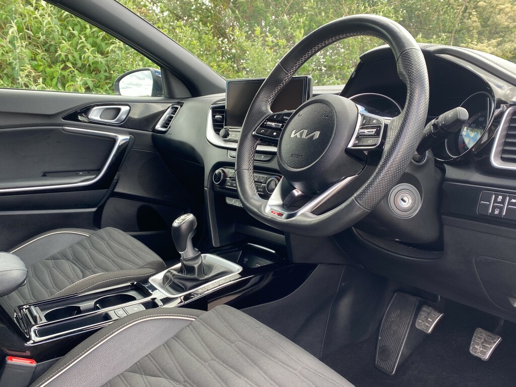 Kia Xceed Hatchback White #4