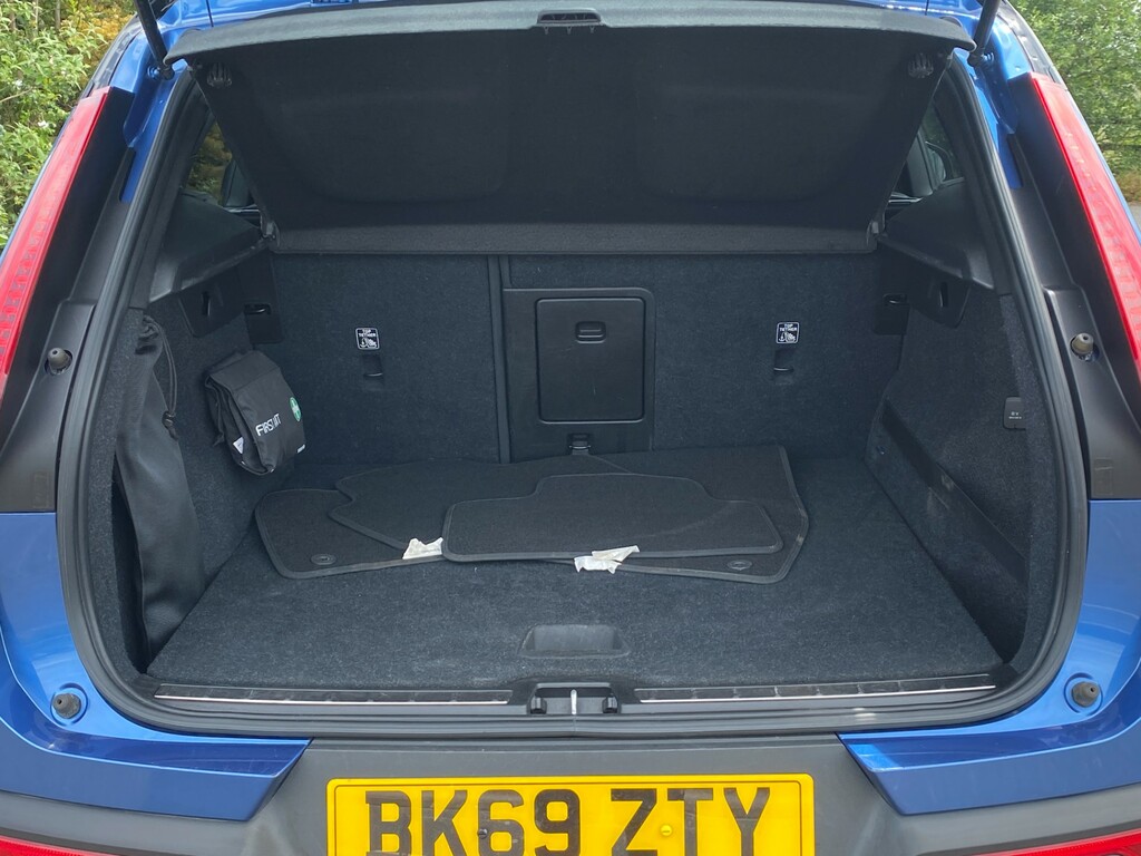 Volvo XC40 2.0 D3 Momentum Awd 148 Bhp Red #39