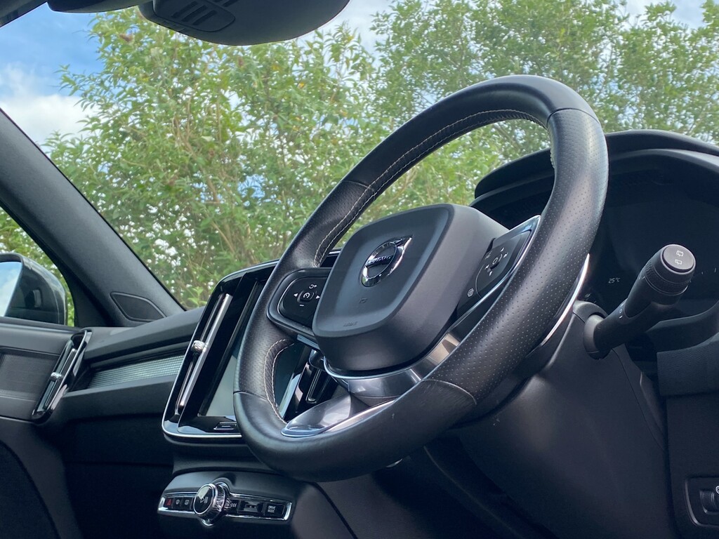 Volvo XC40 2.0 D3 Momentum Awd 148 Bhp Red #32