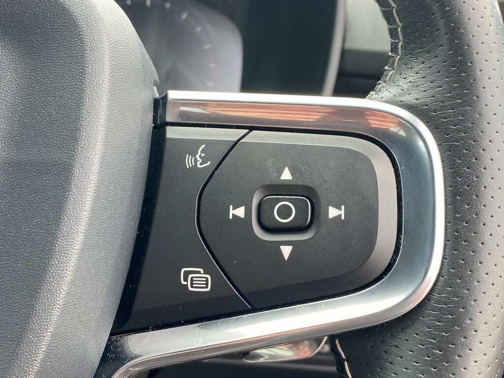 Volvo XC40 2.0 D3 Momentum Awd 148 Bhp Red #26