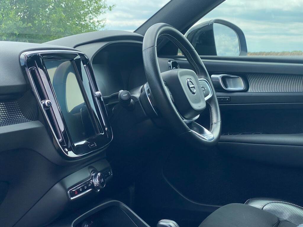 Volvo XC40 2.0 D3 Momentum Awd 148 Bhp Red #19