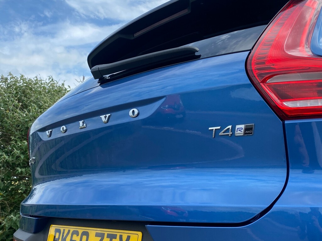 Volvo XC40 2.0 D3 Momentum Awd 148 Bhp Red #18