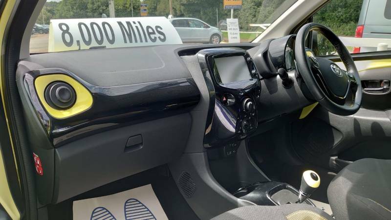 Toyota Aygo 1.0 Vvt-i X-cite 2 X-shift - 2017 17 Yellow #5