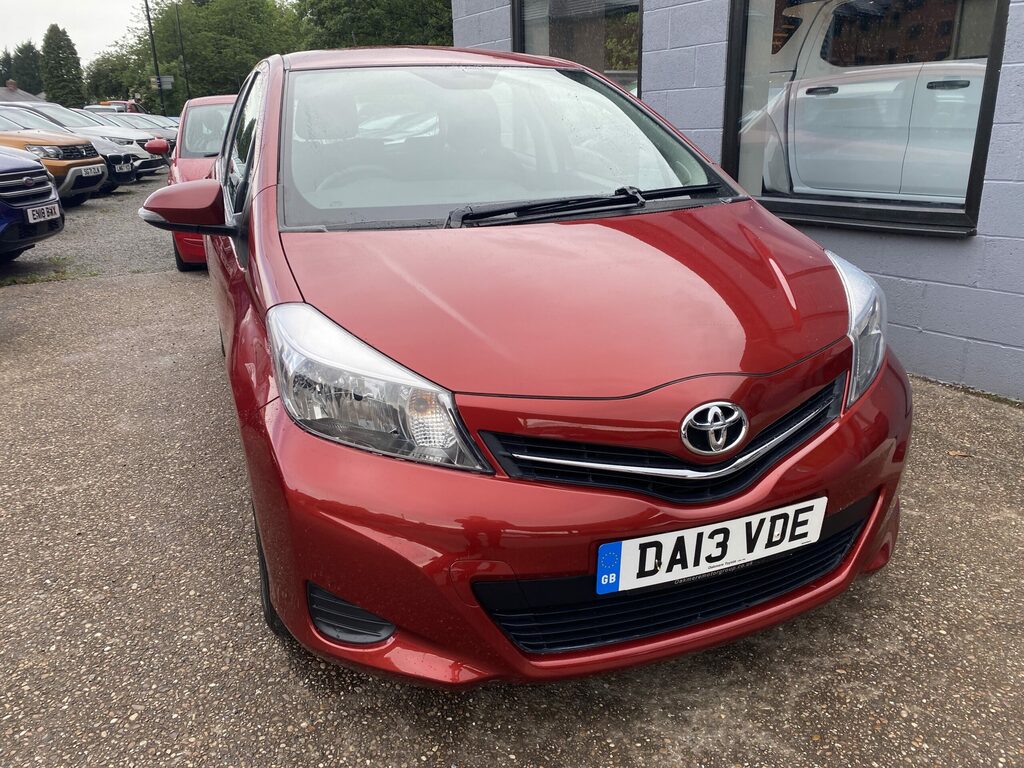 Toyota Yaris Toyota Yaris Dual 1.3 Vvt-i Tr Metallic DA13VDE Red