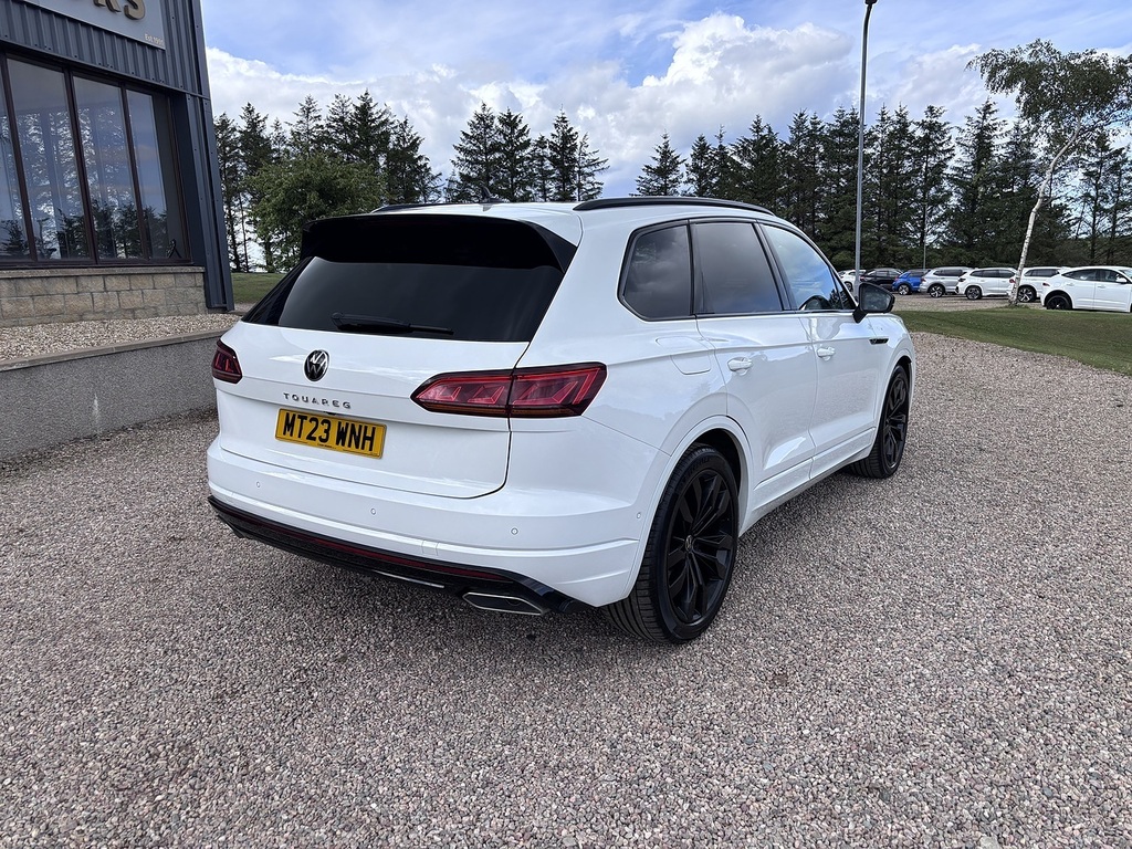 Volkswagen Touareg Suv MT23WNH White #4