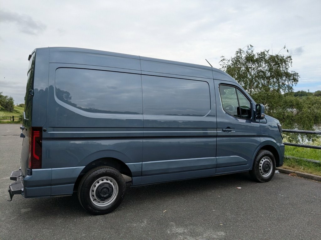 Nissan InterStar Tekna Black #6