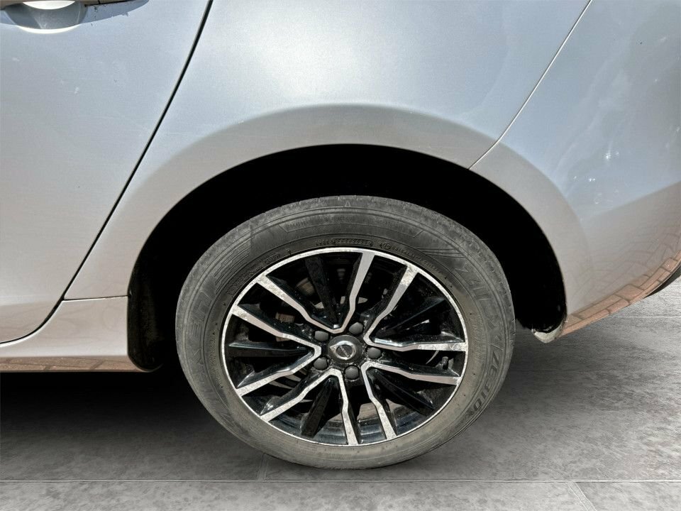 Volvo V40 2L Momentum Nav Plus FN67VWH Silver #4