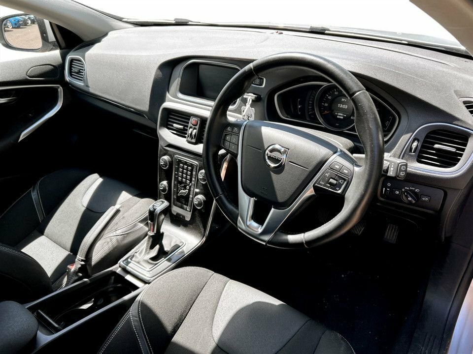 Volvo V40 2L Momentum Nav Plus FN67VWH Silver #5
