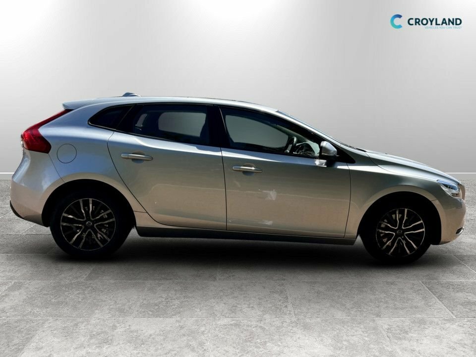 Volvo V40 2L Momentum Nav Plus FN67VWH Silver #2