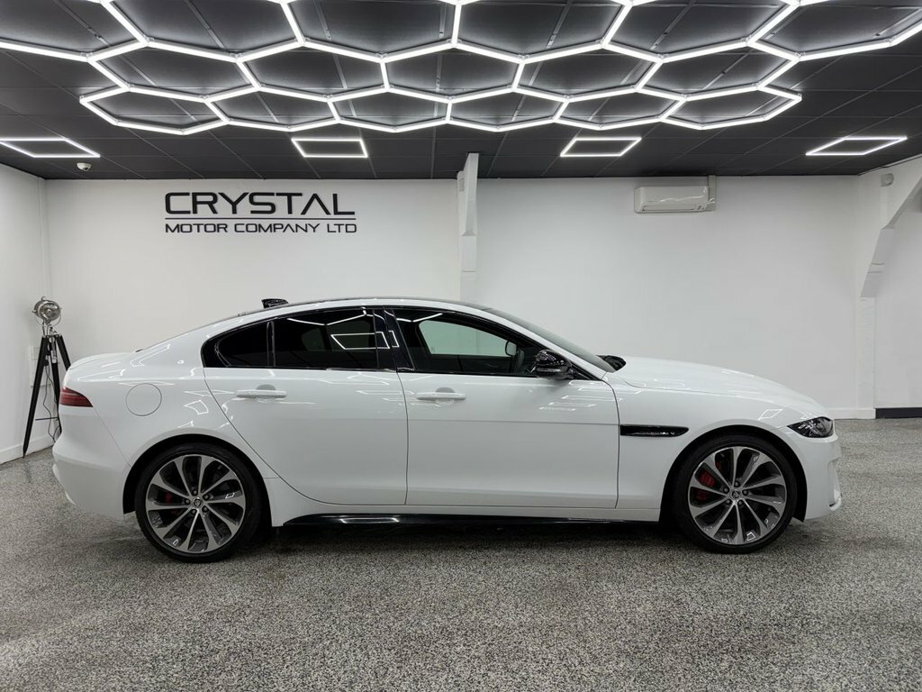 Jaguar XE 2L R-dynamic Se Black White #2