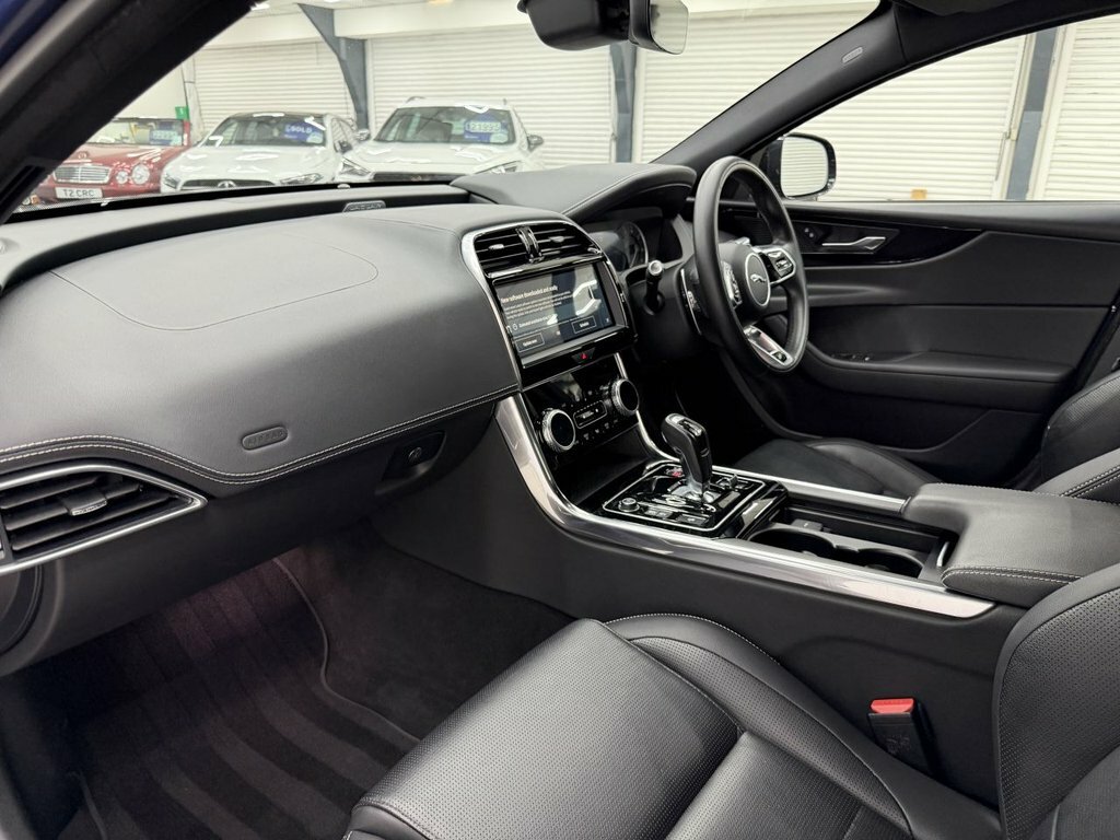Jaguar XE R-dynamic Black Blue #19