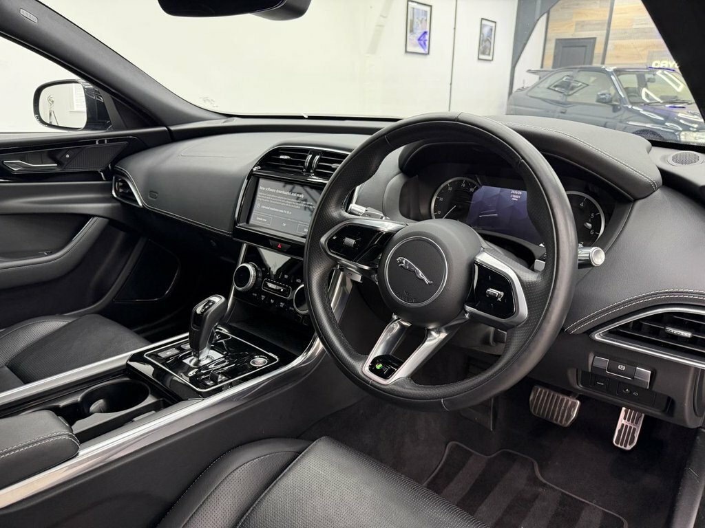 Jaguar XE R-dynamic Black Blue #15