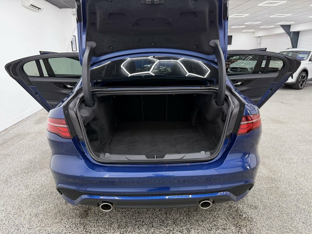 Jaguar XE R-dynamic Black Blue #11