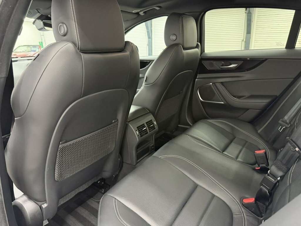 Jaguar XE R-dynamic Black Blue #18