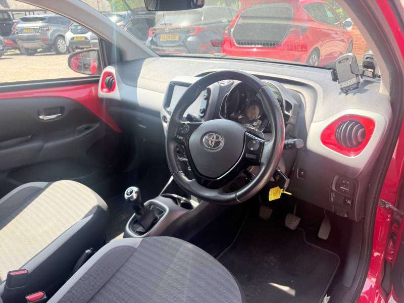 Toyota Aygo 1.0 Vvt-i X-play - Ftsh -Bluetooth - Air Con - RE18JTO Red #2