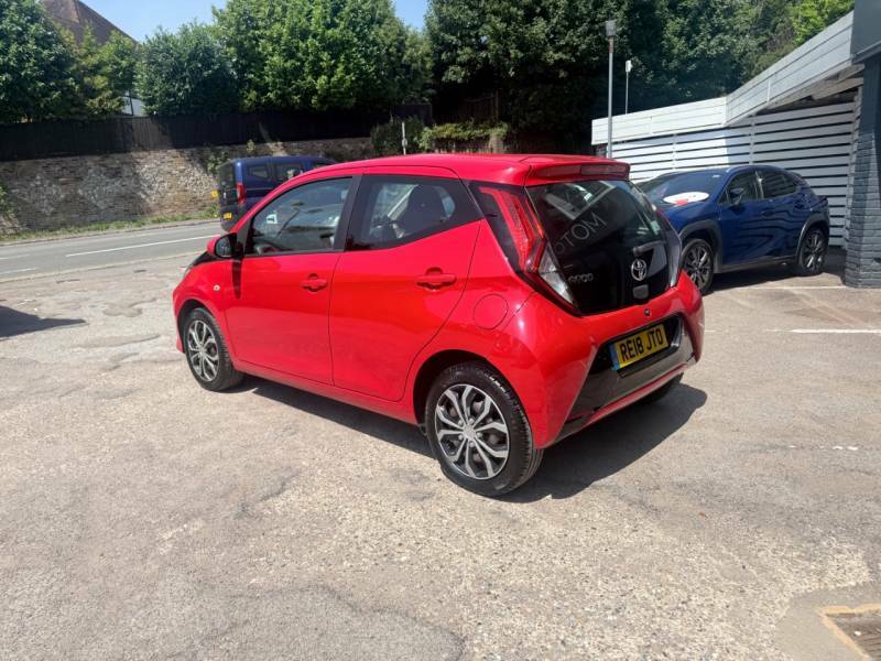 Toyota Aygo 1.0 Vvt-i X-play - Ftsh -Bluetooth - Air Con - RE18JTO Red #5