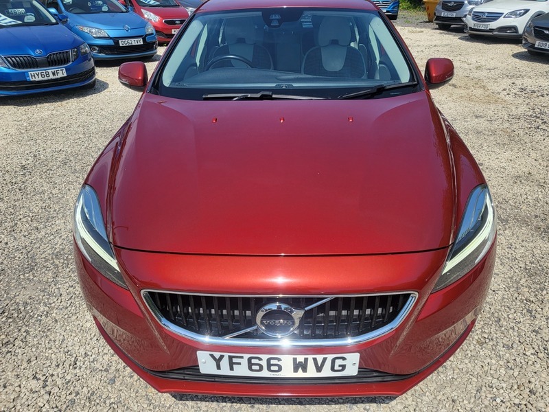 Volvo V40 T2 Momentum Red #5