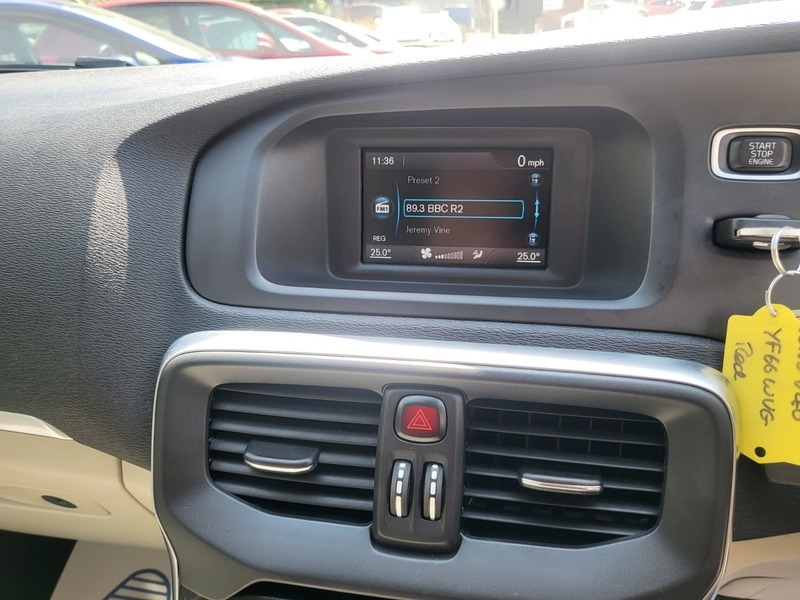 Volvo V40 T2 Momentum Red #4