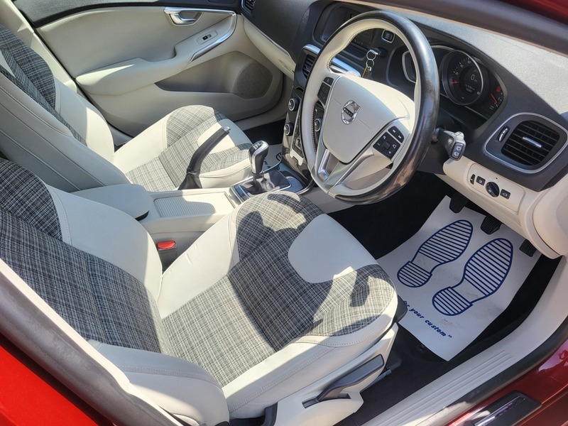 Volvo V40 T2 Momentum Red #2