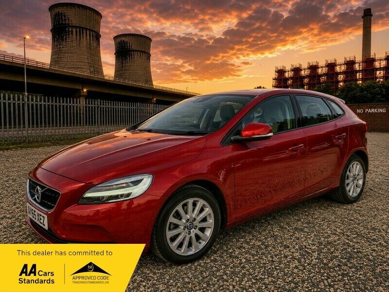Volvo V40 T2 Momentum Red