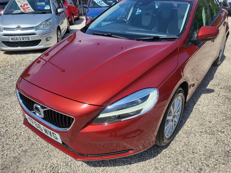 Volvo V40 T2 Momentum Red #3