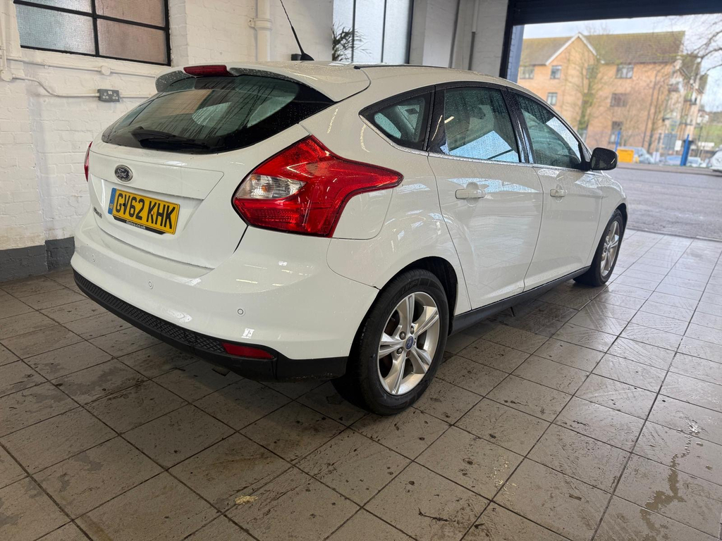 Ford Focus 1.6 Zetec Hatchback Powershift Euro 5  #6