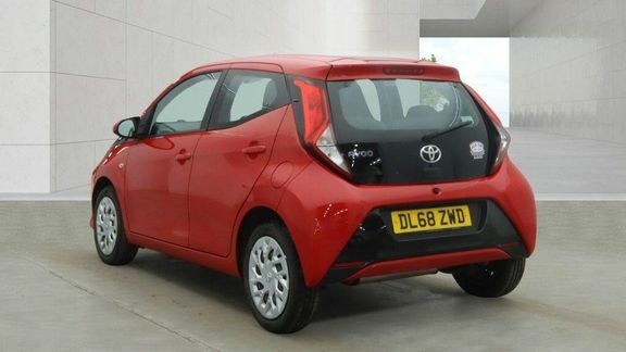Toyota Aygo X X-play M Red #3