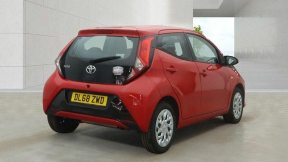 Toyota Aygo X X-play M Red #4