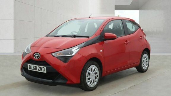 Toyota Aygo X X-play M Red #2
