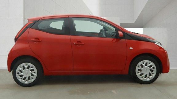 Toyota Aygo X X-play M Red #5