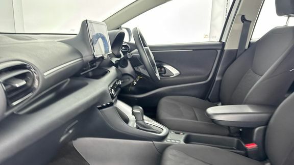 Toyota Yaris Icon White #5