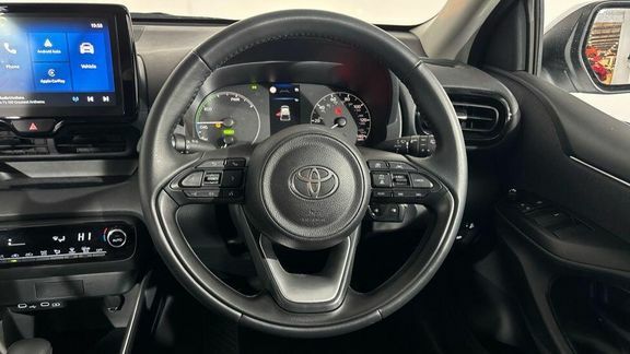Toyota Yaris Icon White #5