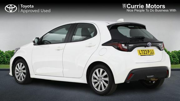 Toyota Yaris Icon White #4