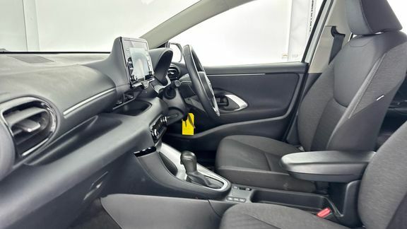 Toyota Yaris Icon White #5